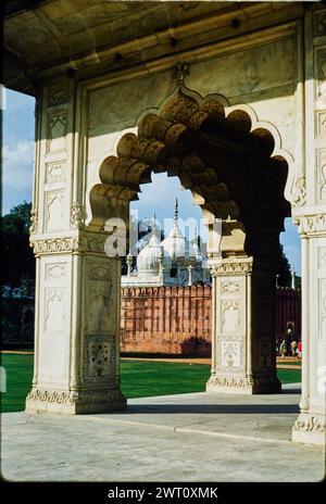 India Delhi Red Fort Plate 88. Swaan, Wim. 1968 o precedenti materiali di produzione fotografica per città di Mughul India: Delhi, Agra, Fatehpur Sikri fotografie di architettura sono state selezionate e digitalizzate da questi materiali. Ritratti, immagini etnografiche e immagini di oggetti museali sono stati esclusi. Le immagini digitali sono disposte geograficamente, prima per paese, poi per città, poi per sito complesso o monumento, con tutti i nomi in ordine alfabetico. I nomi delle località derivano dal Getty Thesaurus of Geographic Names (TGN)®, dalle intestazioni tematiche della Library of Congress e dalle pubblicazioni scientifiche. Pub Foto Stock