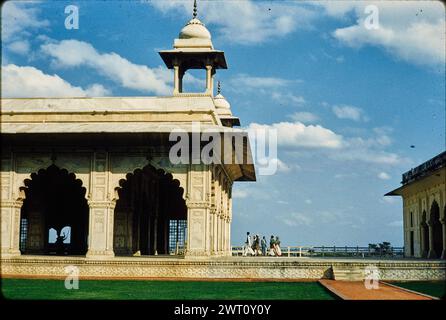 India Delhi Red Fort Plate 86. Swaan, Wim. 1968 o precedenti materiali di produzione fotografica per città di Mughul India: Delhi, Agra, Fatehpur Sikri fotografie di architettura sono state selezionate e digitalizzate da questi materiali. Ritratti, immagini etnografiche e immagini di oggetti museali sono stati esclusi. Le immagini digitali sono disposte geograficamente, prima per paese, poi per città, poi per sito complesso o monumento, con tutti i nomi in ordine alfabetico. I nomi delle località derivano dal Getty Thesaurus of Geographic Names (TGN)®, dalle intestazioni tematiche della Library of Congress e dalle pubblicazioni scientifiche. Pub Foto Stock