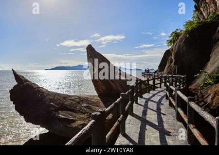 La passerella sul lungomare lungo il bordo del mare a Mu Ko Phetra Foto Stock