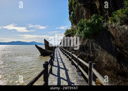 La passerella sul lungomare lungo il bordo del mare a Mu Ko Phetra Foto Stock
