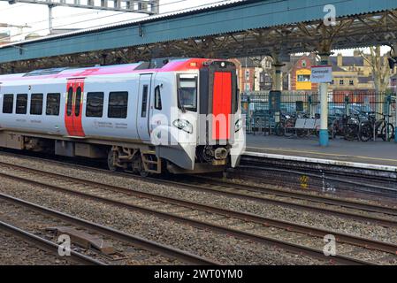 New Transport for Wales, treno DMU CAF Classe 197 presso la stazione ferroviaria di Newport, Galles, febbraio 2024 Foto Stock