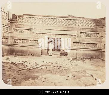 Vista 16. Emilio Herbruger, Jr., fotografo (americano, 1804 - 1894) 1875 Vista di un uomo in piedi su un gradino sotto una porta all'interno delle rovine di Mitla. I pannelli in pietra coprono le pareti e presentano mosaici intricati di ripetizioni geometriche. (Recto, Mount) in basso a sinistra, sotto la stampa, scritto a mano a matita: "vista 16" in alto a sinistra, scritto a mano a matita: "[lateralmente] No 13" (verso, Mount) in basso a sinistra, scritto a mano a matita: "IB 89,21 - 22 (HER)" Foto Stock