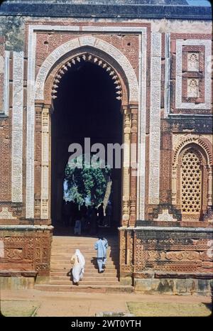 India Delhi Alai Darwaza, piastra 4. Swaan, Wim. 1968 o precedenti materiali di produzione fotografica per città di Mughul India: Delhi, Agra, Fatehpur Sikri fotografie di architettura sono state selezionate e digitalizzate da questi materiali. Ritratti, immagini etnografiche e immagini di oggetti museali sono stati esclusi. Le immagini digitali sono disposte geograficamente, prima per paese, poi per città, poi per sito complesso o monumento, con tutti i nomi in ordine alfabetico. I nomi delle località derivano dal Getty Thesaurus of Geographic Names (TGN)®, dalle intestazioni tematiche della Library of Congress e dalle pubblicazioni scientifiche. Foto Stock