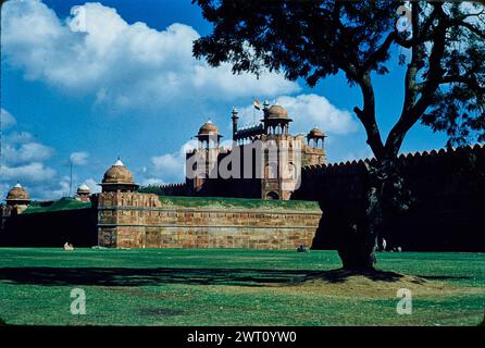 India Delhi Red Fort Plate 87. Swaan, Wim. 1968 o precedenti materiali di produzione fotografica per città di Mughul India: Delhi, Agra, Fatehpur Sikri fotografie di architettura sono state selezionate e digitalizzate da questi materiali. Ritratti, immagini etnografiche e immagini di oggetti museali sono stati esclusi. Le immagini digitali sono disposte geograficamente, prima per paese, poi per città, poi per sito complesso o monumento, con tutti i nomi in ordine alfabetico. I nomi delle località derivano dal Getty Thesaurus of Geographic Names (TGN)®, dalle intestazioni tematiche della Library of Congress e dalle pubblicazioni scientifiche. Pub Foto Stock