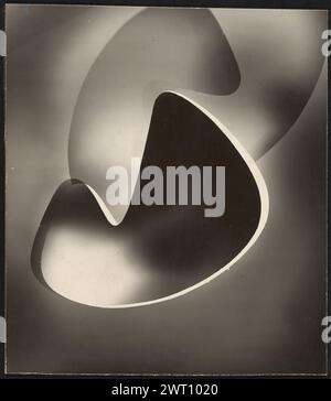 Fotogramma. Attribuito a László Moholy-Nagy, fotografo (americano, Born Hungary, 1895 - 1946) 1939 iscrizione secondaria: Incisa verso Mount in matita: 'L4.4 (Moh)' [numero inventario gru]. Foto Stock