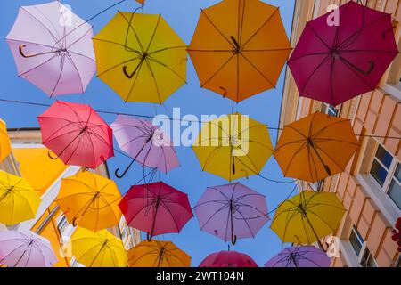 Bellissime strade con ombrelloni in cima a Leszno, Polonia Foto Stock