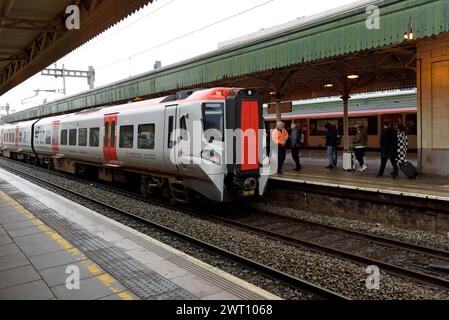 Passeggeri che salgono su un nuovo treno DMU Transport for Wales CAF Classe 197 alla stazione centrale di Cardiff, febbraio 2024 Foto Stock