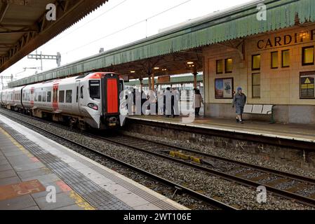 Passeggeri che salgono su un nuovo treno DMU Transport for Wales CAF Classe 197 alla stazione centrale di Cardiff, febbraio 2024 Foto Stock