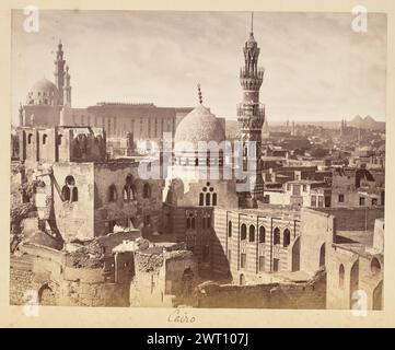 Il Cairo. Sconosciuto, fotografo anni '1850-'1890 veduta della città del Cairo guardando a sud-ovest. La Moschea-Madrassa del Sultano Hassan sovrasta la città sul lato sinistro dell'immagine e il complesso funerario di Amir Khayrbak si erge in primo piano. Due delle grandi Piramidi di Giza possono essere viste in lontananza. (Recto, monta) al centro inferiore, sotto la stampa, scritto a mano a matita: "Il Cairo" Foto Stock