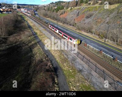 Trasporto per Wales Sprinter 150250 in avvicinamento alla stazione ferroviaria di Ebbw vale Town il 12 febbraio 2024 Foto Stock