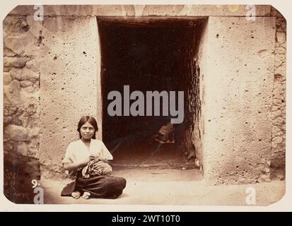 Vista 9. Emilio Herbruger, Jr., fotografo (americano, 1804 - 1894) 1875 Ritratto di una giovane donna seduta di fronte a una porta all'interno delle rovine di Mitla. (Recto, immagine) in basso a sinistra, scritto in negativo: "9." (Recto, monta) in basso a sinistra, sotto la stampa, scritto a mano a matita: "vista 9" in basso a sinistra, scritto a mano a matita: "[lateralmente] n. 8" (verso, Mount) in basso a sinistra, scritto a mano a matita: "IB 89,11 - 12 (HER)" Foto Stock