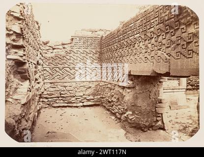 Vista 17. Emilio Herbruger, Jr., fotografo (americano, 1804 - 1894) 1875 Guarda un corridoio stretto all'interno delle rovine di Mitla. I pannelli in pietra coprono le pareti e presentano mosaici intricati di ripetizioni geometriche. (Recto, Mount) in basso a sinistra, sotto la stampa, scritto a mano a matita: "vista 17" in basso a sinistra, scritto a mano a matita: "[lateralmente] No 13" (verso, Mount) in basso a sinistra, scritto a mano a matita: "IB 89,21 - 22 (HER)" Foto Stock