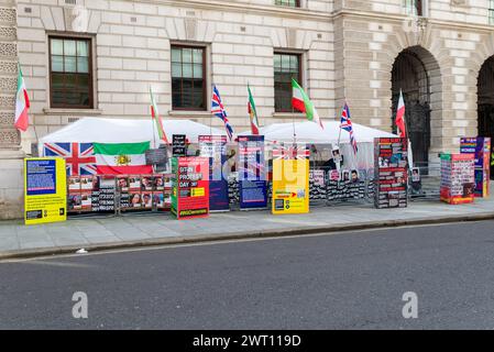 Campo di protesta contro il corpo delle guardie rivoluzionarie islamiche (IRGC) in King Charles Street, Londra, Regno Unito, al di fuori del Foreign, Commonwealth & Development Office Foto Stock