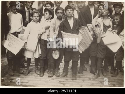 Una folla di neozelandesi, inclusa One Girl. Lewis W. Hine, fotografo (americano, 1874 - 1940) 1910 (verso, print) matita: '1649 [inciso due volte]'; Foto Stock