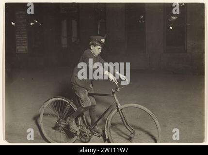 WESTERN Union Messenger Boy, Indiana. Lewis W. Hine, fotografo (americano, 1874 - 1940) 1908 inciso due volte in verso stampato a matita: '117'. Iscrizione secondaria: Incisa sul verso a matita: 'L62.4 (Hine)'. Foto Stock