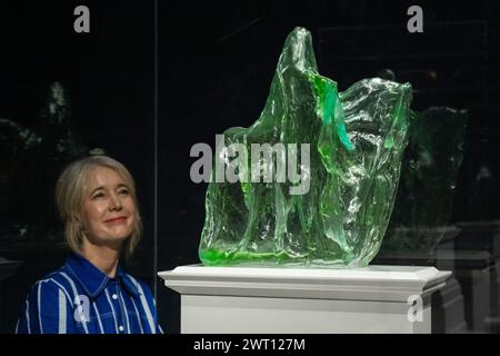 Londra, Regno Unito. 15 marzo 2024. Justine Simons OBE, vicesindaco per la cultura con «Lady in Blue» di Tschabalala Self e (nella foto) «Untitled» di Andra Ursuţa, che sono state annunciate come le prossime due commissioni del quarto Plinio a Trafalgar Square rispettivamente per il 2026 e il 2028. Le opere saranno svelate sul quarto Plinio in Trafalgar Square nel 2026 e nel 2028. Crediti: Stephen Chung / Alamy Live News Foto Stock