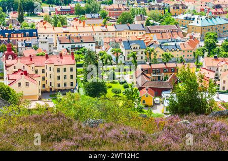 Un vivace paesaggio urbano a Söderköping, Svezia, con numerosi edifici alti che dominano lo skyline. Il paesaggio urbano è pieno di attività commerciali e ricreative Foto Stock