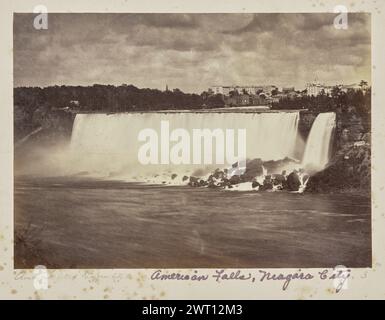 American Falls, Niagara City. Sconosciuto, fotografo 1861–1903 Vista delle American Falls e delle Bridal Veil Falls, parte delle Cascate del Niagara, dall'altra parte del fiume. Un certo numero di edifici, tra cui uno che è sormontato da una cupola, possono essere visti in lontananza. (Recto, Mount) in basso a sinistra, sotto l'immagine, a matita: "American Falls [sic] Niagara City."; in basso al centro, sotto l'immagine, in inchiostro viola: "American Falls, Niagara City"; in basso a destra, sotto l'immagine, a matita: "3"; Foto Stock