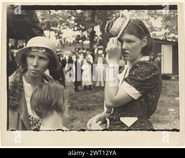 Giorno dell'indipendenza, Virginia Occidentale. Walker Evans, fotografa (americana, 1903 - 1975) 1935 due donne a una celebrazione dell'Independence Day a Terra alta, West Virginia. La donna a destra raggiunge la mano fino all'orlo di un cappello di paglia in miniatura appollaiato sulla testa. Davanti a loro c'è un bambino con le spalle alla telecamera. (Verso, stampa) in alto a destra, a matita: 'CEP 1192'; al centro, a matita: 'BUX / 75'; in basso a sinistra, a matita: '#427'; Foto Stock