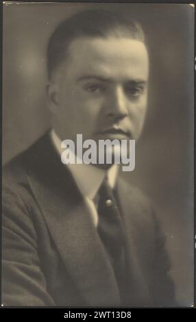 Ritratto di un uomo con spilla a forma di perla. Louis Fleckenstein, fotografo (americano, 1866 - 1943) 1907–1943 Foto Stock