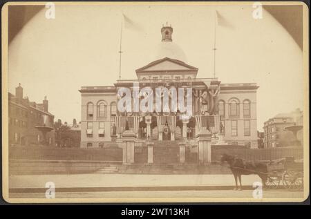 Massachusetts State House. Josiah Johnson Hawes, fotografo (americano, 1808 - 1901) circa 1870–1875 la Massachusetts State House vista dal fronte, decorata con bandiere multiple. Le bandiere americane sono drappeggiate dai balconi e legate insieme ad altre bandiere. Un carro trainato da cavalli è parcheggiato sulla strada di fronte all'edificio. (Verso, Mount) in alto a destra, matita: '12373'; centro a destra, stampa nera: 'Ritratto [Hawes' insignia] album,/J.J. HAWES, FOTO. [SPAZIO] 19 TREMONT ROW, BOSTON."; Foto Stock