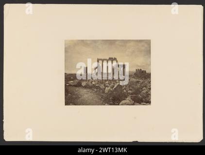 La facciata orientale dell'Eretteo. William J. Stillman, fotografo (americano, 1828 - 1901) 1870 rovine greche in un campo di erba e detriti. Cinque colonne, ancora collegate, sono al centro. Foto Stock