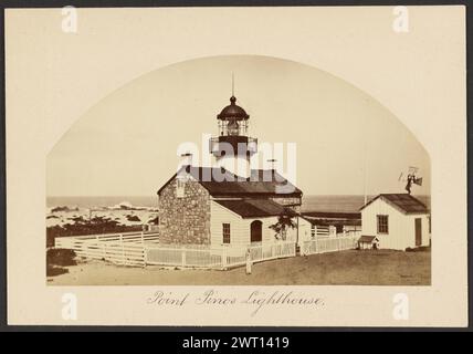 Faro di Point Pinos, Monterey, CALIFORNIA Carleton Watkins, fotografo (americano, 1829 - 1916) 1870–1875 Stampa a picco d'arco del faro di Point Pinos a Pacific Grove con una recinzione a picchetto bianca intorno ad esso. (Recto, Mount) centro inferiore, in inchiostro nero: 'Faro Point Pinos.'; (verso, Mount) in alto a destra, a matita: '11529-14 [break] C.E. Watkins'; Foto Stock