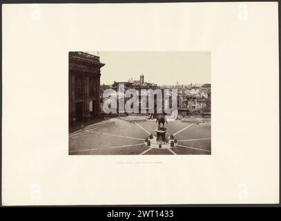 Vista da Campidoglio, Roma. Giorgio Sommer, fotografo (italiano, nato in Germania, 1834 - 1914) intorno al 1860-1865, Una piazza con una statua equestre su un piedistallo, vista da dietro. File di mattoni si estendono dalla statua attraverso la piazza, formando uno schema stellare. La piazza è sollevata dal resto della città, che può essere vista oltre e sotto la statua. (Recto, Mount) centro inferiore, lettera nera: "VISTA DA CAMPIDOGLIO, ROMA."; in basso a destra, matita: "30"; (verso, Mount) in alto a sinistra, matita: "Inv #731170"; in basso a destra, matita: "MacPherson 26/27"; Foto Stock