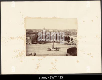 La Place del popolo, dal Monte Pincio, Roma. Giorgio Sommer, fotografo (italiano, nato in Germania, 1834 - 1914) intorno al 1870 Una visione distante di un obelisco egiziano coperto di geroglifici. L'obelisco è collocato su una piattaforma rialzata al centro di una piazza di terra aperta. Il bordo più lontano della piazza è arcuato e fiancheggiato da alberi. (Recto, Mount) centro inferiore, lettera nera: "LA PLACE DEL POPOLO, DAL MONTE PINCIO, ROMA."; (verso, Mount) in basso a sinistra, matita: "16 [cerchiato]"; (verso, Mount) in basso a destra, matita: "16"; Foto Stock