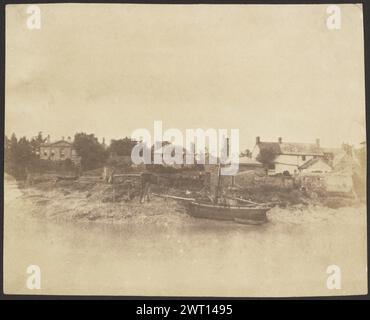 Case e barche sulla riva di un ruscello. Sconosciuto, fotografo metà del XIX secolo Vista di una barca sulla riva di un fiume con case sullo sfondo. Foto Stock