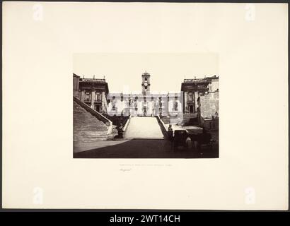 Campidoglio da Piazza Aracoeli, Roma. Giorgio Sommer, fotografo (italiano, nato in Germania, 1834 - 1914) intorno al 1860-1875, Un palazzo sulla cima di una collina con una torre dell'orologio costruita al centro. Ci sono numerose sculture di figure e cavalli sui piedistalli della piazza di fronte al palazzo. La vista del palazzo è vista dal basso, guardando su una serie di scale che conducono alla piazza. (Recto, Mount) centro inferiore, lettera nera: "CAMPIDOGLIO DA PLACE ARACOELI, ROMA". Centro inferiore, matita: "Campidoglio"; (verso, Mount) in basso a sinistra, matita: "22 [cerchiato]"; in basso a destra, matita: "22"; Foto Stock