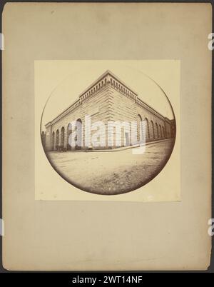 Serbatoio Beacon Hill. Josiah Johnson Hawes, fotografo (americano, 1808 - 1901) 1860 Vista d'angolo di un grande edificio in mattoni quadrati. L'edificio ha una fila di archi aperti su un lato. Un cartello che identifica l'edificio come Beacon Water Works è appeso all'angolo dell'edificio. Due carrelli sono parcheggiati sulla strada di fronte al serbatoio. (Verso, Mount) centro, matita: "Hawes"; Foto Stock