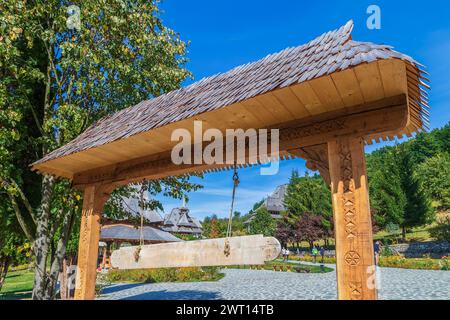 Edifici nel complesso monastico di Barsana, Maramures, Romania. La prima chiesa in legno fu costruita nel 1711 e il monastero ortodosso di Barsana è incluso Foto Stock