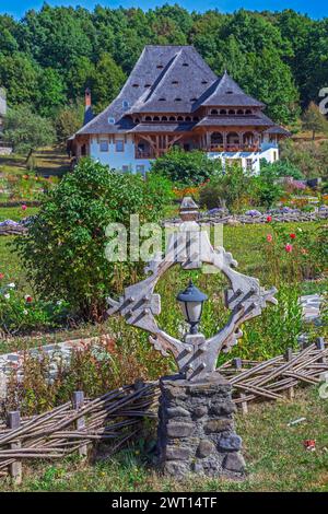 Edifici nel complesso monastico di Barsana, Maramures, Romania. La prima chiesa in legno fu costruita nel 1711 e il monastero ortodosso di Barsana è incluso Foto Stock