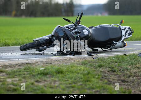 Melle, Germania 14. März 2024 Im Bild: Ein Motorrad, Zweirad, liegt nach einem Unfall auf einer Landstraße. Die Unfallspuren peccd mit Farbe markiert. Niedersachsen *** Melle, Germania 14 marzo 2024 nella foto Una motocicletta, due ruote, si trova su una strada di campagna dopo un incidente i binari dell'incidente sono contrassegnati con vernice bassa Sassonia Copyright: XFotostandx/xGelhotx Foto Stock