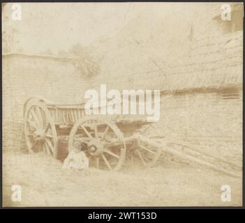 Carrello in legno. Sconosciuto, fotografo metà del XIX secolo Vista di un carro di legno con un bambino seduto alla base di una delle ruote. Foto Stock