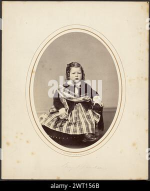 George Fauntleroy Davidson. Frederick Gutekunst, fotografo (americano, 1831 - 1917) maggio 1865 Ritratto di un bambino che indossa una fascia di tartan e una gonna in tartan. (Recto, Mount) centro inferiore, a matita: 'George F. Davidson'; (verso, Mount) in alto a destra, a matita: 'Davidson/ George Davidson/ figlio di George Davidson'; Foto Stock