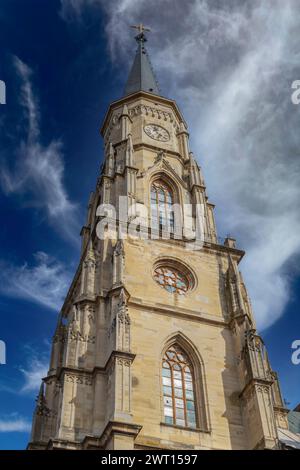 La torre della chiesa cattolica romana di St. Michael nel centro di Cluj-Napoca, Romania. In stile gotico, la torre ha un'altezza di 76 metri, il Foto Stock