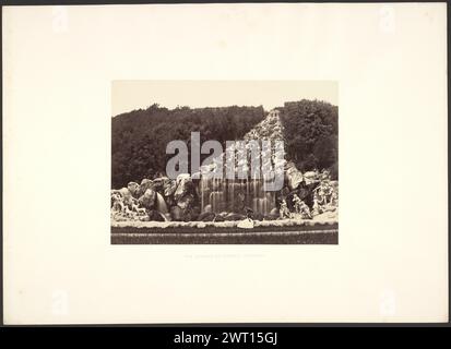 La cascata di Castera, Contorni. Giorgio Sommer, fotografo (italiano, nato in Germania, 1834 - 1914) circa 1865 Una ripida cascata artificiale, che scende in piccoli bacini a intervalli regolari fino a riempire una grande piscina. La cascata è rocciosa e ci sono numerose sculture che decorano l'ultima piscina. Le sculture raffigurano figure in abiti e cani. Una donna con un ombrellone è seduta sul bordo della piscina. (Recto, Mount) centro inferiore, lettera nera: "LA CASCATA DI CASERTA, CONTORNI."; (verso, Mount) in basso a sinistra, matita: "9 [cerchiata e sbiadita]"; in basso a destra, matita: "33"; Foto Stock