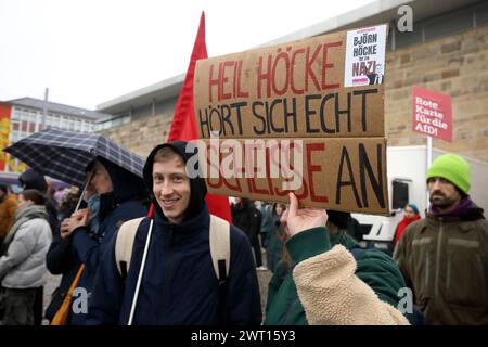 Mano in mano Kundgebung für eine offene, demokratische und vielfältige Gesellschaft in Kassel - Gegen rechten Terror in Deutschland - Deutschland, GER, DEU, Germania, Kassel, 03.02.2024 - Tausende Menschen demonstrieren auf dem Friedrichsplatz in der Innenstadt von Kassel gegen rechte Tendenzen in Deutschland. Hauptauslöser der zahlreichen Demonstrationen in ganz Deutschland gegen die AfD sind die Recherchen von CORRECTIV Recherchen für die Gesellschaft gemeinnützige GmbH. HEIL HÖCKE HÖRT SICH ECHT SCHEISSE AN - Aufkleber mit dem Konterfei des rechten AfD-Politikers Björn Höcke Demoschild: BJÖR Foto Stock