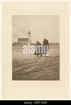 Scurrying Home - l'ora della preghiera. Alfred Stieglitz, fotografo (americano, 1864 - 1946) 1894 due donne, viste da dietro, camminando attraverso la terra o la sabbia verso un piccolo edificio con una torre, forse una chiesa. Foto Stock