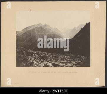 Vue du col d'Arruns et du PIC du Pont de Soube. John Stewart, fotografo (britannico, 1800 - 1887) 1852 Vista di un passo di montagna dal lato roccioso di una montagna vicina. La collina più vicina è ricoperta di alberi. (Recto, Mount) in basso a destra, matita: "7 [cerchiato]"; (Recto, Mount) in basso a destra, matita: "IJ.503"; Foto Stock