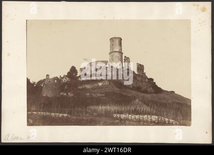 Rovine del castello. Sconosciuto, fotografo 1860 rovine di un castello in cima a una collina erbosa. Al centro delle rovine sorge una torre rotonda a due livelli, circondata da un muro parzialmente curvo. Le rovine di una seconda torre rotonda si trovano alla base della collina. (Recto, Mount) in basso a sinistra, matita: "Alsazia 1860"; in basso a destra, matita: "Alsazia 1860"; (verso, Mount) in basso a sinistra, matita: "24"; Foto Stock