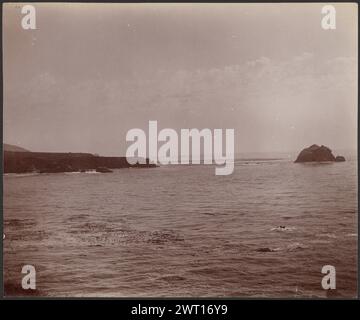 Sotto Sierra Santa Lucia. Attribuito a George Davidson, fotografo (scozzese, nato nel 1854) o a Carleton Watkins, fotografo (americano, 1829 - 1916) circa 1885 iscrizione secondaria: Intitolata con notazioni di posizione a matita nella mano di Davidson; incisa verso stampa a matita in mano sconosciuta: 'foto C.E. Watkins/ scultura della costa/ sotto la Sierra Santa Lucia/ scattata dal lato nord della valle del Pacifico guardando SSE/ Davidson'. Foto Stock