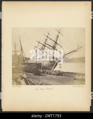 La "Jane Tudor". David Johnson, fotografo (britannico, attivo tra il 1850 e il 1860) 1854–1856 Un veliero a tre alberi giace ad angolo su una riva. Alla base c'è un grande cumulo di legno, altre barche a remi sono a terra nelle vicinanze. (Recto, Mount) in alto a destra, a matita: '53'; in basso a sinistra, in inchiostro nero: 'Collodion.'; in basso al centro, in inchiostro nero: 'Jane Tudor'; in basso a destra, in inchiostro nero: 'David Johnson'; (verso, Mount) in basso a sinistra, matita: 'A15.45'; Foto Stock