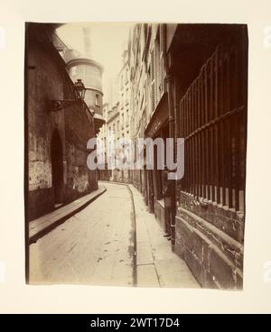 Rue de l'Hôtel-de-Ville. Eugène Atget, fotografo (French, 1857 - 1927) 1921 a sinistra del panorama di Eugène Atget, torretta di peperoni della quindicesima Hôtel de Sens, che si trova a una svolta in rue de l'Hôtel-de-Ville, che fu progettata per la prima volta nel XIII secolo, approssimativamente parallela al fiume Senna sulla riva destra. Un fotografo più ortodosso potrebbe essersi spostato intorno alla curva per catturare le facciate principali della villa, la più antica struttura non religiosa di Parigi, ma Atget era chiaramente interessato a registrare le linee strette e tortuose dell'antica strada. ITS Foto Stock