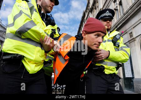 24 novembre 2023. Whitehall, Londra, Regno Unito. Arresti dei manifestanti di Just Stop Oil. I manifestanti sono stati portati fuori strada entro un minuto dal marciapiede. Foto Stock