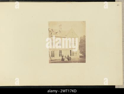 Ritratto di gruppo di fronte alla casa. Sir John Joscelyn Coghill, fotografo (irlandese, 1826 - 1905) intorno agli anni '1850 Un ritratto di gruppo di tre donne e due bambini, in posa di fronte a una grande casa. Si può vedere una scala che poggia contro la casa a sinistra del gruppo. (Recto, Mount) in alto a destra, matita: "42"; in basso a sinistra, matita: "Bir[illeggibile]ro[illeg]e"; Foto Stock