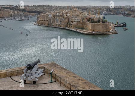 Un cannone prende di mira Senglea, una delle tre città di fronte a la Valletta, Malta Foto Stock