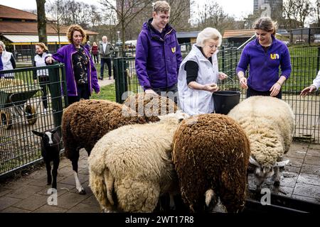 UTRECHT - la Principessa Beatrix fa volontariato in una fattoria urbana durante la ventesima edizione di NLdoet, la più grande campagna di volontariato nei Paesi Bassi. ANP ROB ENGELAAR netherlands Out - belgio Out Foto Stock